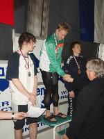 Michal Ledl přijímá gratulaci k vítězství na 50K