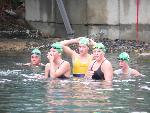 děvčata v teplé vodě vyčkávají na doplavání dalších Bohemaček